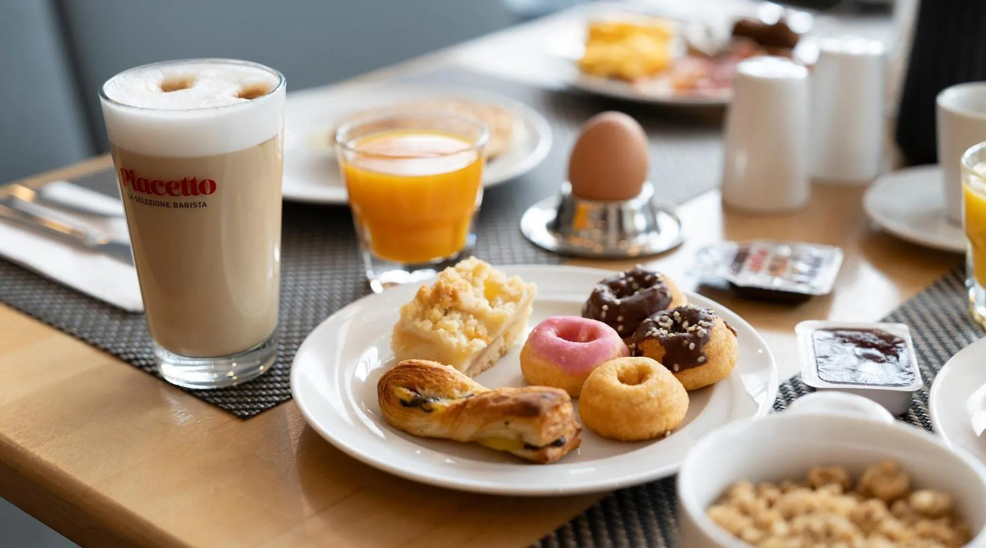 Plaza Premium Koeln Hotel