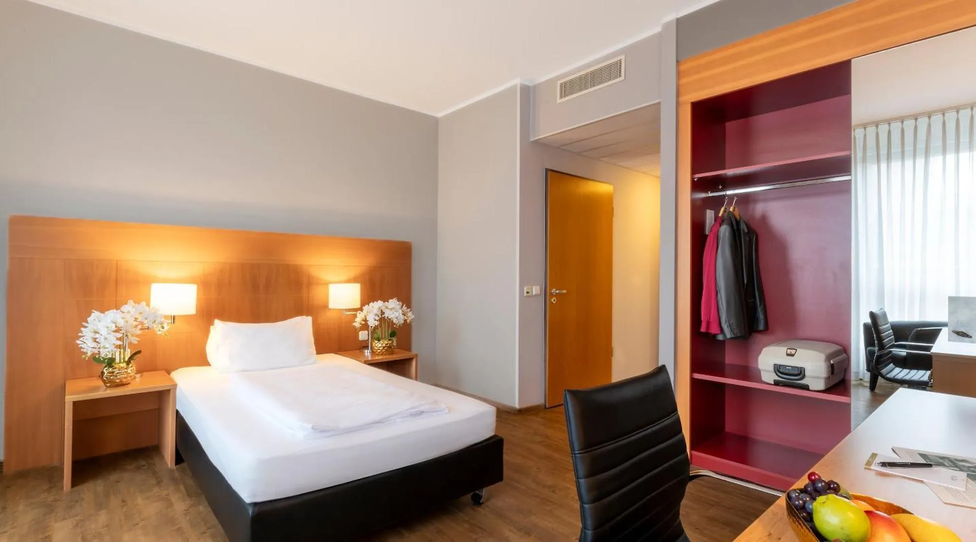 Plaza Premium Koeln Hotel