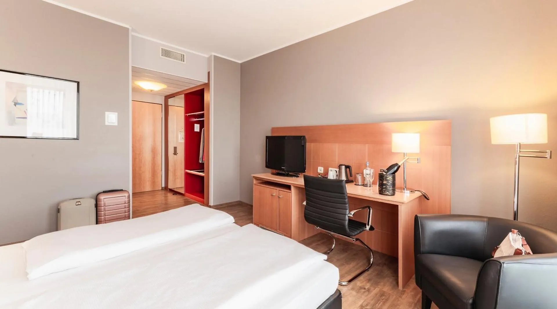 Plaza Premium Koeln Hotel 4*, Cologne